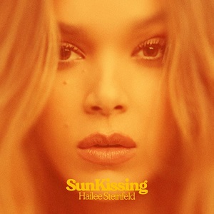 Rivierenland Radio speelt nu `SunKissing` van Hailee Steinfeld