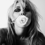 Cover `Bass Persuades` van Miley Cyrus
