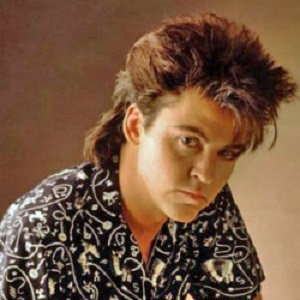 Rivierenland Radio speelt nu `What Christmas Means To Me` van Paul Young